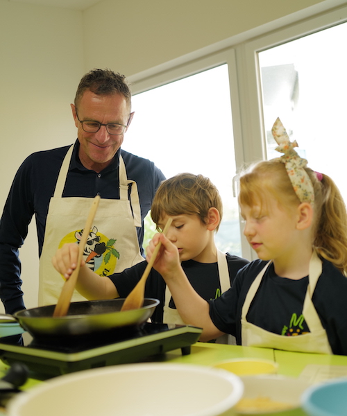 Ralf Rangnick und Kinder kochen gemeinsam gesund