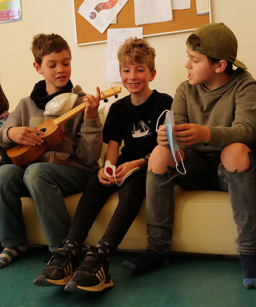 Kinder Nachbarschaftsschule Leipzig musizieren im Projekt Stadtteiloper