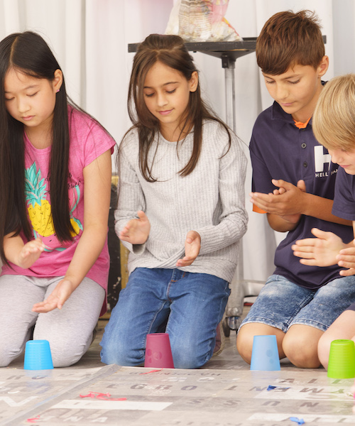 Kinder spielen Cup Song